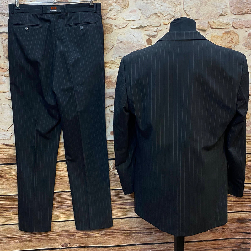Schwarzer dreiteiliger Herrenanzug mit Sakko Weste und Hose