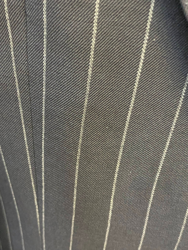 Schwarzer Wollstoff des Zara Man Nadelstreifenanzugs mit hellen Streifen im Detail