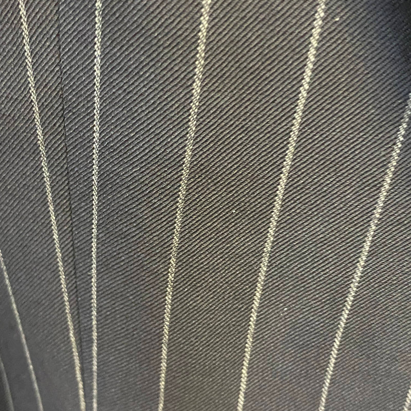 Schwarzer Wollstoff des Zara Man Nadelstreifenanzugs mit hellen Streifen im Detail