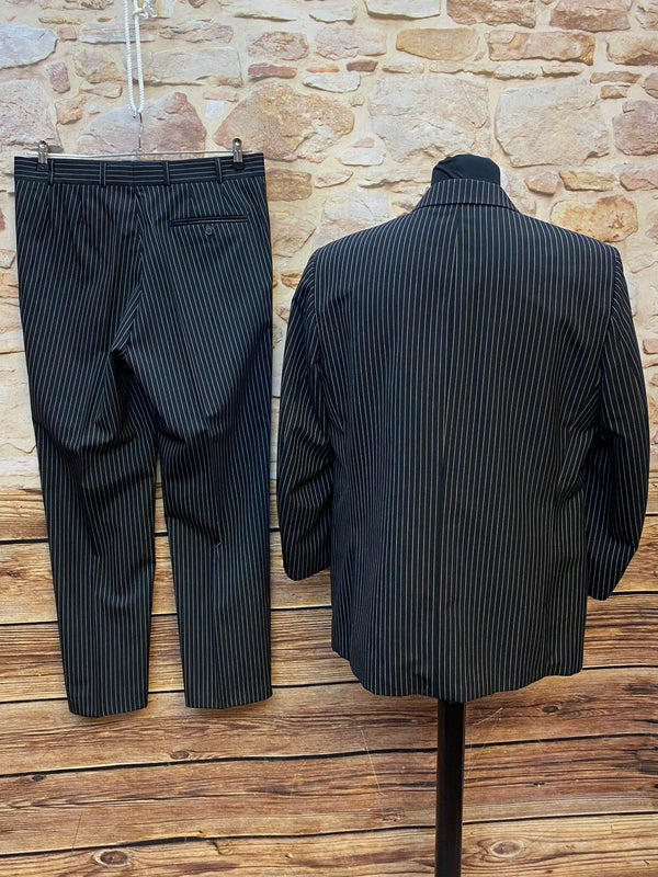 Schwarzer Nadelstreifenanzug Herren Gr. 50 mit Sakko und Hose, Rückansicht