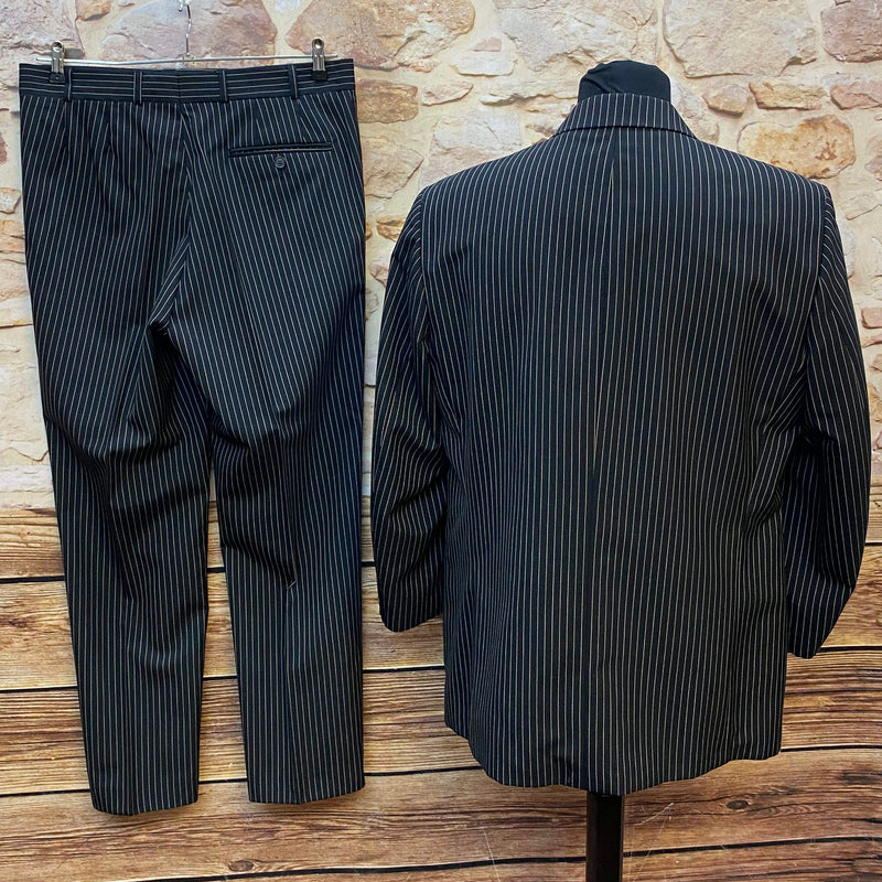 Schwarzer Nadelstreifenanzug Herren Gr. 50 mit Sakko und Hose, Rückansicht