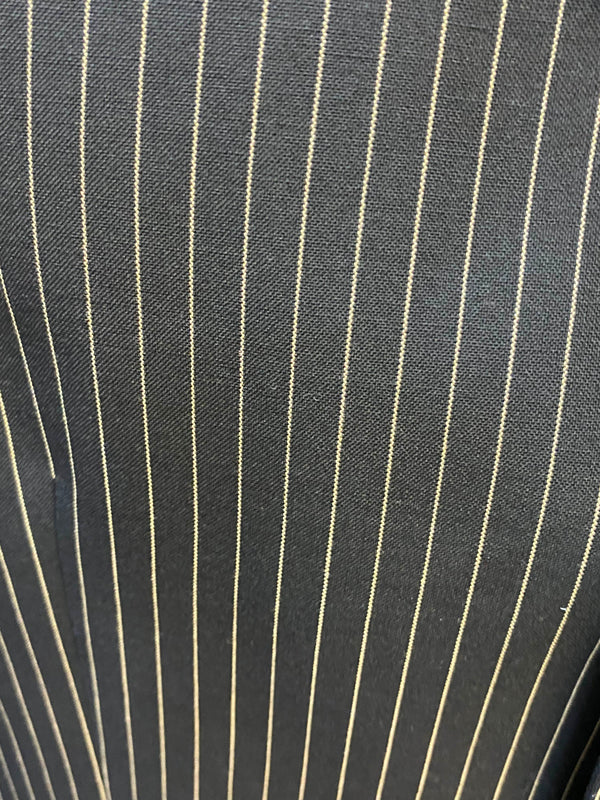 Schwarzer Herrenanzug mit feinen Nadelstreifen Größe 50 für Gatsby Look, Nahaufnahme