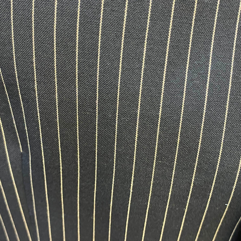 Schwarzer Herrenanzug mit feinen Nadelstreifen Größe 50 für Gatsby Look, Nahaufnahme
