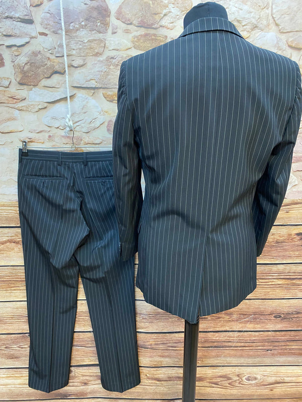 Herren Nadelstreifenanzug Größe 44 in Schwarz Anthrazit im 20er Jahre Al Capone Stil mit Sakko und Hose, Ansicht 2