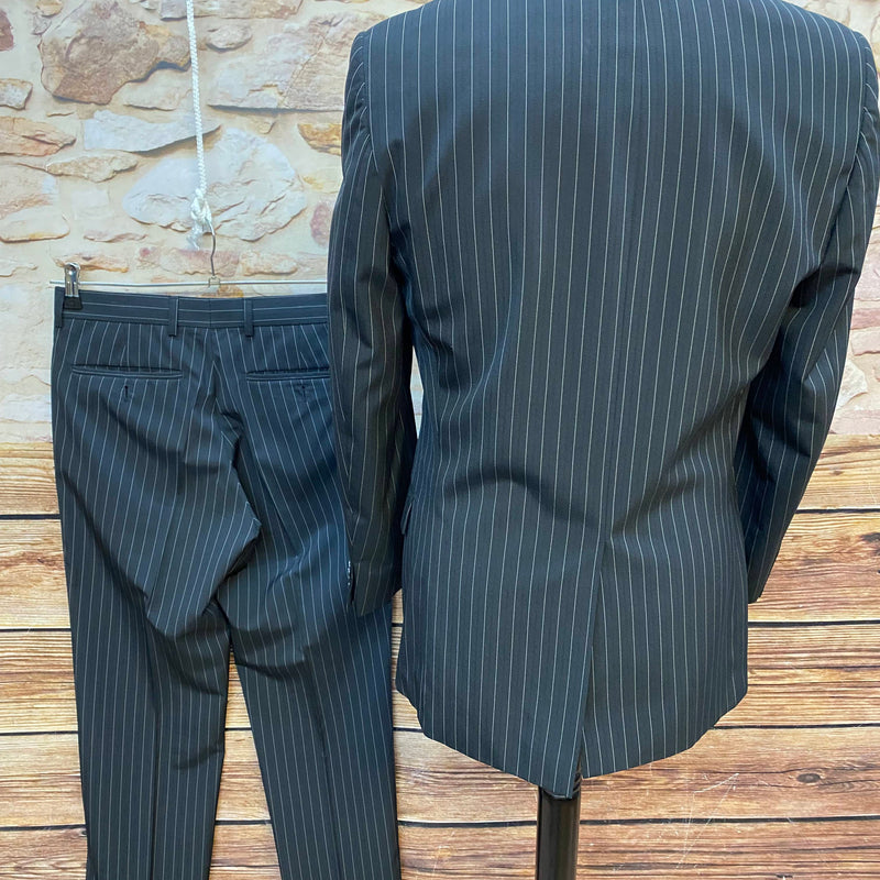 Herren Nadelstreifenanzug Größe 44 in Schwarz Anthrazit im 20er Jahre Al Capone Stil mit Sakko und Hose, Ansicht 2