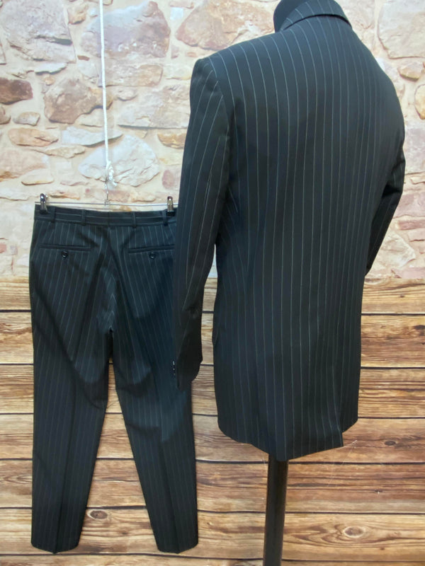 Nadelstreifenanzug von Mangoon Men in Größe 46, schwarz mit feinen hellen Streifen, bestehend aus Sakko und Hose, Ansicht 2