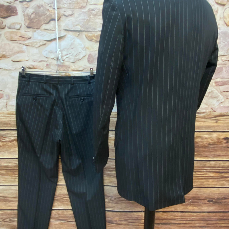 Nadelstreifenanzug von Mangoon Men in Größe 46, schwarz mit feinen hellen Streifen, bestehend aus Sakko und Hose, Ansicht 2