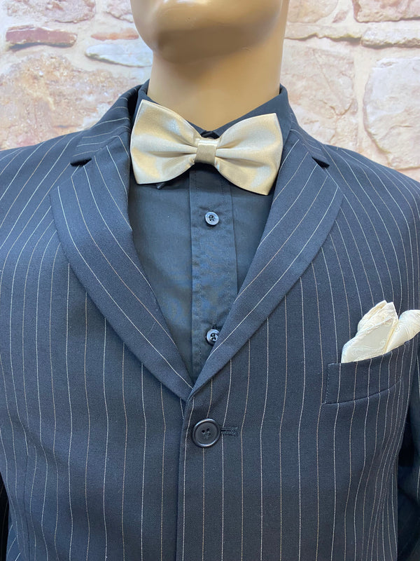 20er Jahre Herren Outfit mit Nadelstreifenhose, cremefarbenen Hosenträgern und Fliege ohne Sakko