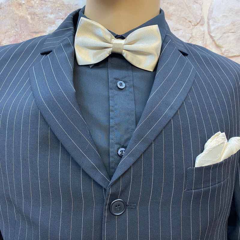 20er Jahre Herren Outfit mit Nadelstreifenhose, cremefarbenen Hosenträgern und Fliege ohne Sakko