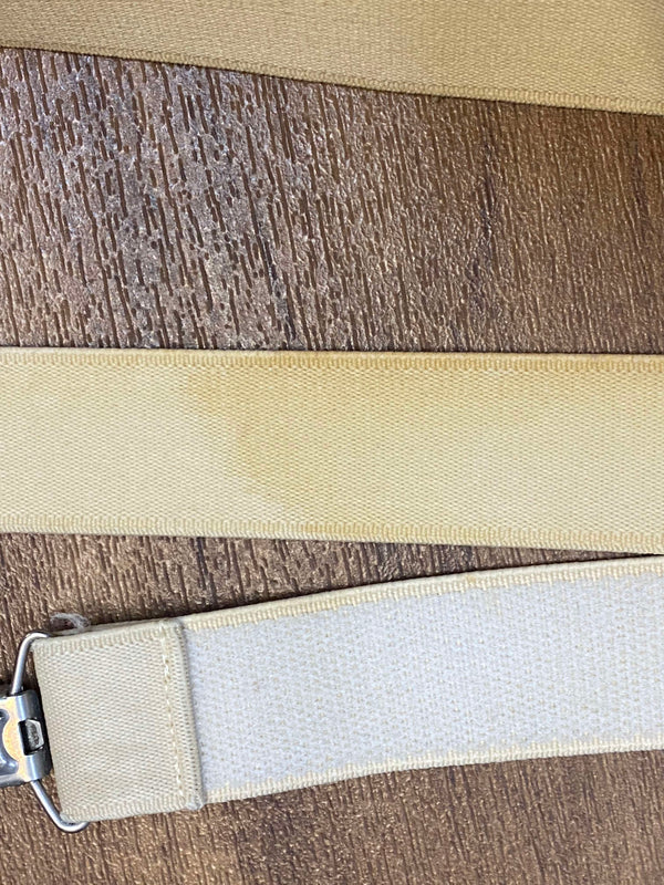 Gebrauchsspuren an cremefarbenen Vintage Hosenträgern für Herren Outfit