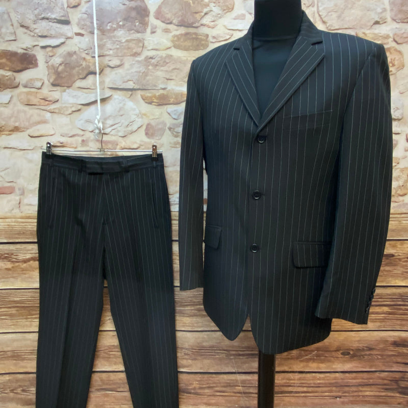 Nadelstreifenanzug von Mangoon Men in Größe 46, schwarz mit feinen hellen Streifen, bestehend aus Sakko und Hose