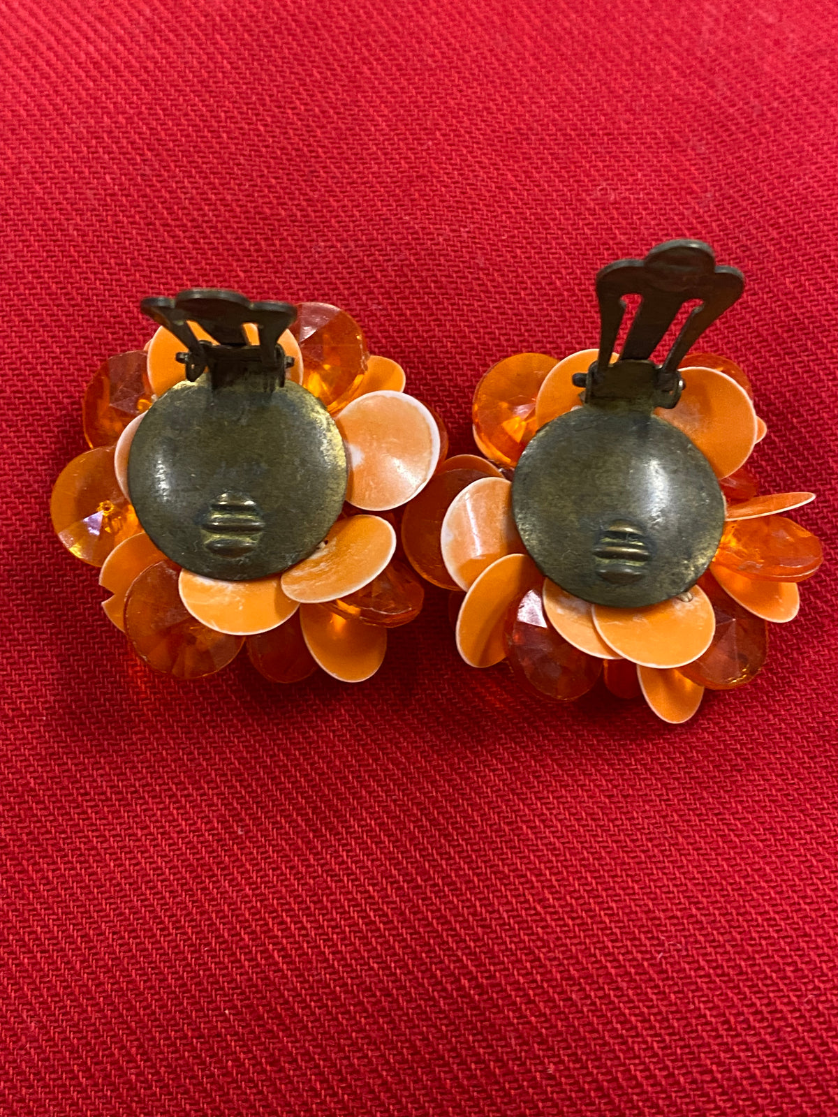 Clips d'oreilles des années 60 au design floral orange vintage