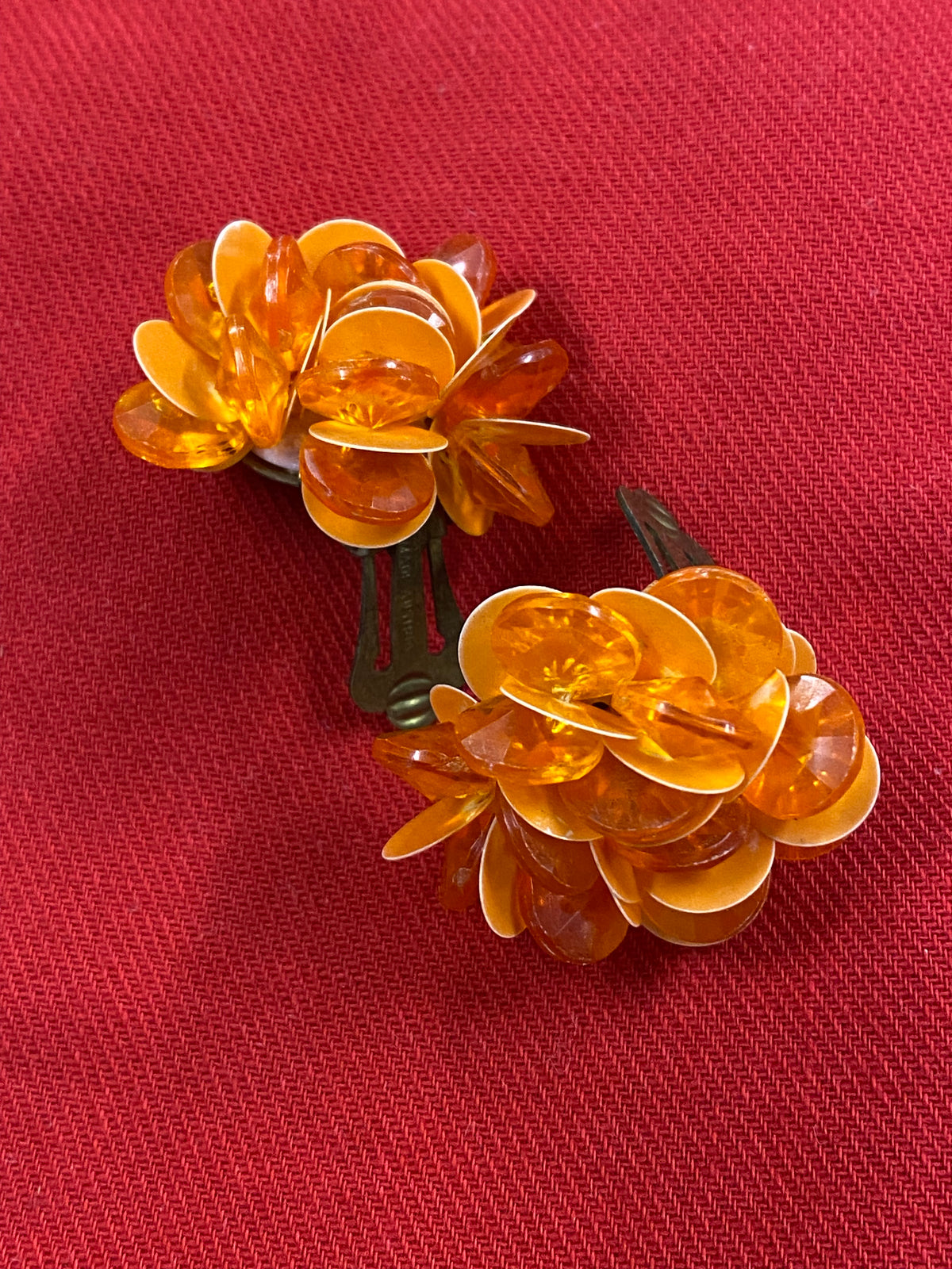 Clips d'oreilles des années 60 au design floral orange vintage