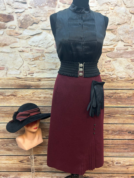 Vintage-Oldtimer-Damen-Set mit schwarzer Plissee-Bluse Gr. 40, weinrotem Wollrock, Filzhut und Handschuhen