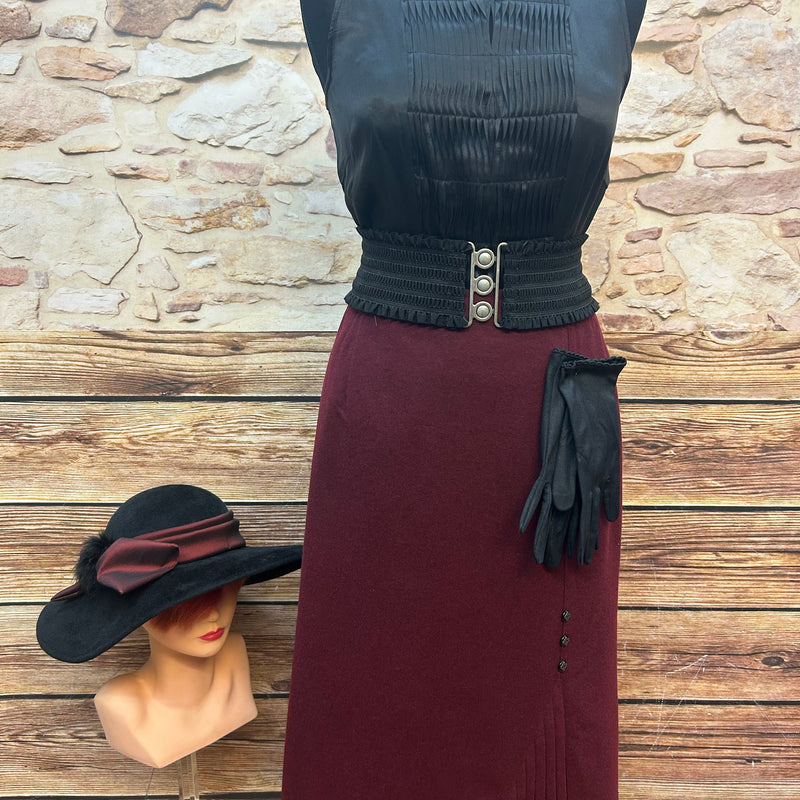 Vintage-Oldtimer-Damen-Set mit schwarzer Plissee-Bluse Gr. 40, weinrotem Wollrock, Filzhut und Handschuhen