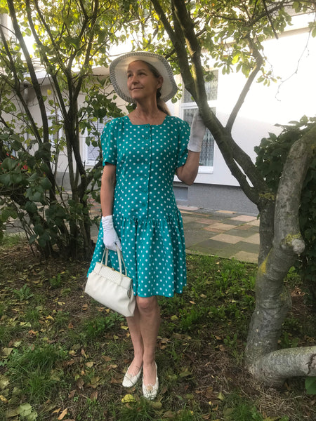 „Vintage Oldtimer Outfit Damen mit türkisfarbenem Kleid mit weißen Punkten, weißem Strohhut und Handschuhen in Größe 42“