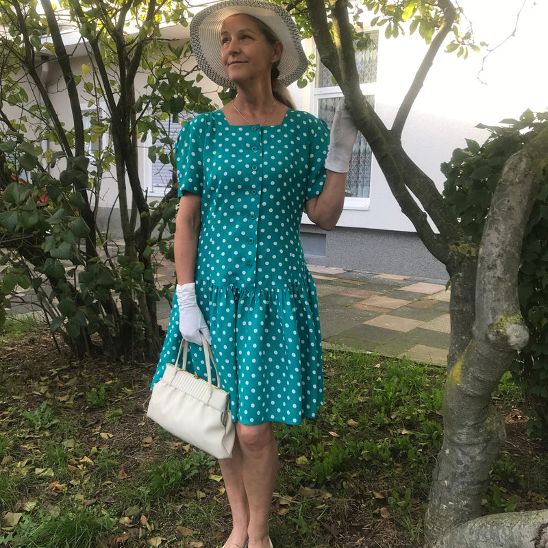 „Vintage Oldtimer Outfit Damen mit türkisfarbenem Kleid mit weißen Punkten, weißem Strohhut und Handschuhen in Größe 42“