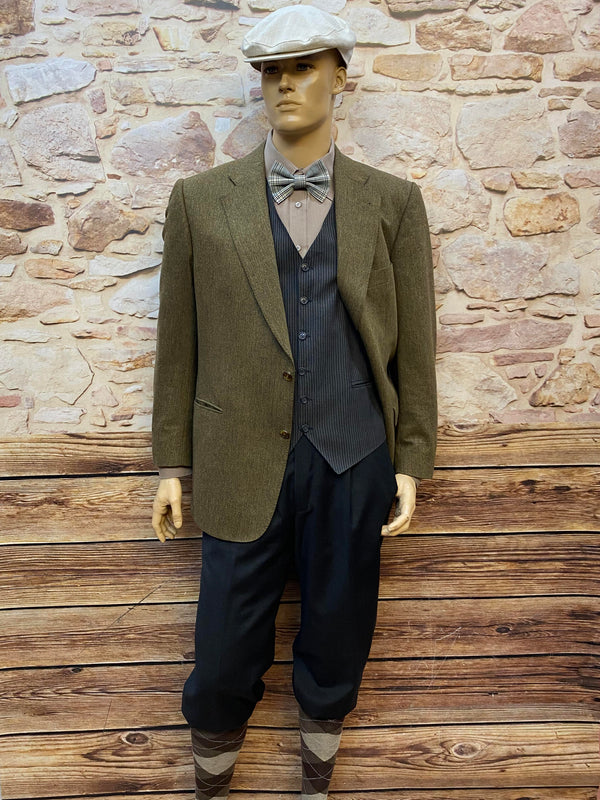„Vintage Herren Komplettoutfit im 20er Jahre Stil mit Schiebermütze Weste Sakko und dunkler Hose für Oldtimer Fahrten“