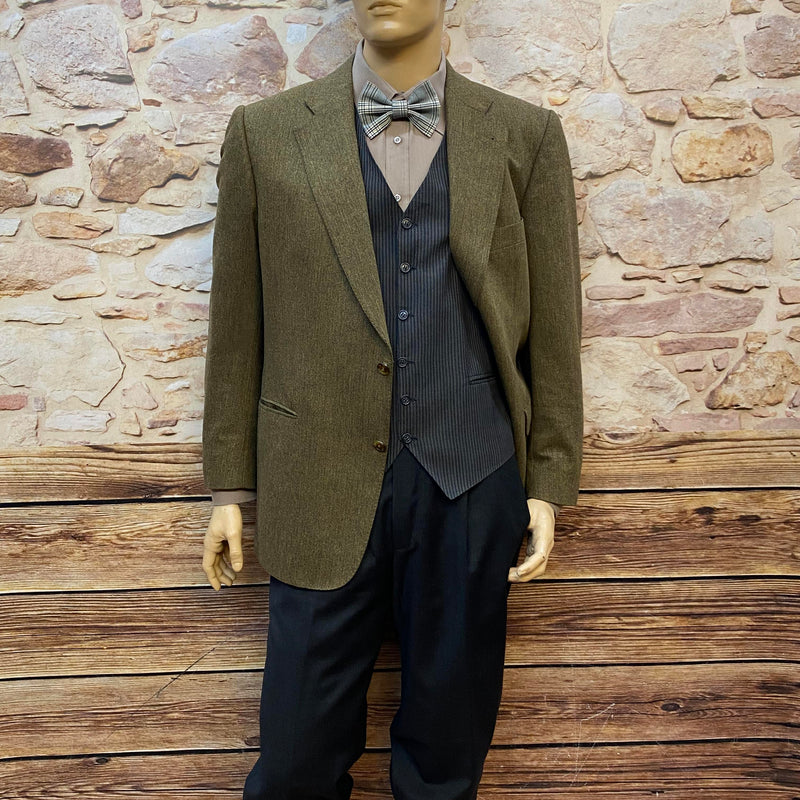 „Vintage Herren Komplettoutfit im 20er Jahre Stil mit Schiebermütze Weste Sakko und dunkler Hose für Oldtimer Fahrten“
