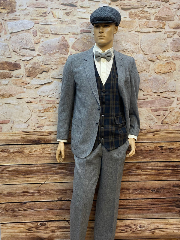 „Komplettes 20er-Jahre Outfit mit Sakko, Hose, Weste und Schiebermütze – Ganzkörperansicht, Größe 50“