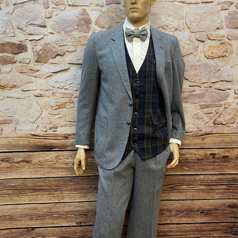 „Komplettes 20er-Jahre Outfit mit Sakko, Hose, Weste und Schiebermütze – Ganzkörperansicht, Größe 50“