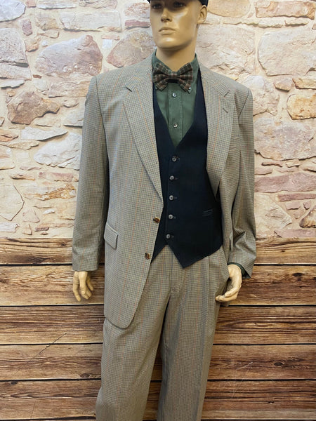 Komplett Outfit für Oldtimerfahrer oder Vintage Liebhaber, Peaky Blinders Kleidung 20er Jahre Stil Gr.106, Sakko und Hose in beige, Weste in schwarz. Inklusiv Hemd, Fliege und Schiebermütze.