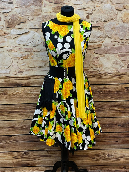 Oldtimer Mode Damen 50er Jahre Stil, Kostüm Gr.M, mit schwarz/gelben Petticoat-Kleid, schwarzen Handschuhe, schwarzer Gürtel und knallig gelbes Halstuch.