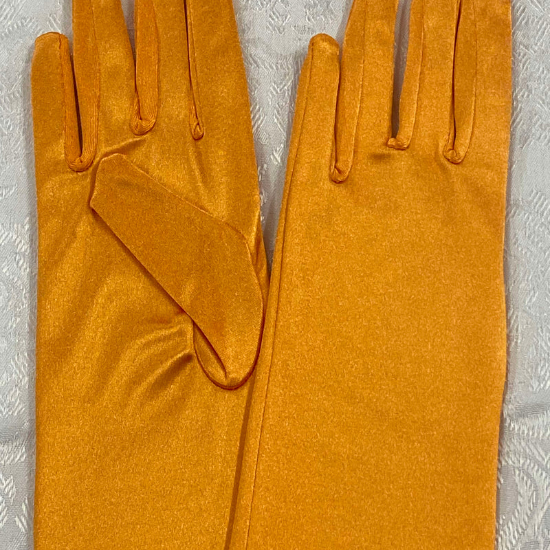 „Detailaufnahme orange Satin-Handschuhe im Stil der 1920er Jahre“