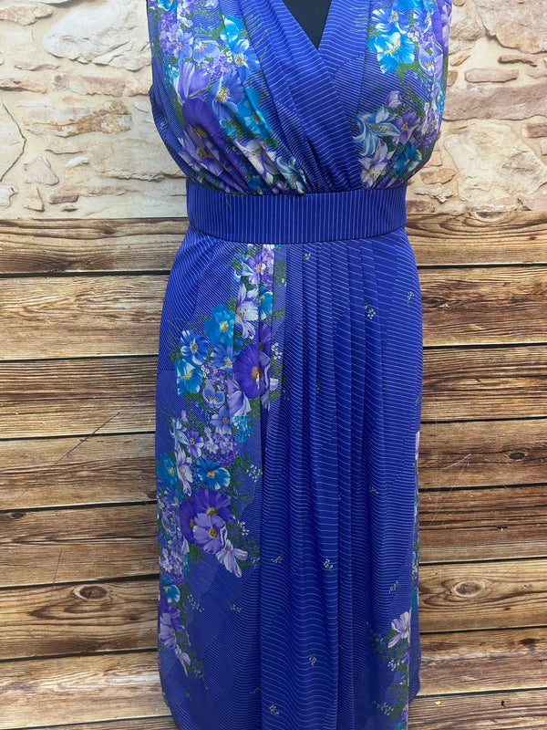 Original 70er Jahre Maxikleid blau floral Größe 46 mit Wickel-V-Ausschnitt und Plisseerock
