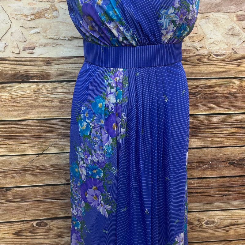 Original 70er Jahre Maxikleid blau floral Größe 46 mit Wickel-V-Ausschnitt und Plisseerock