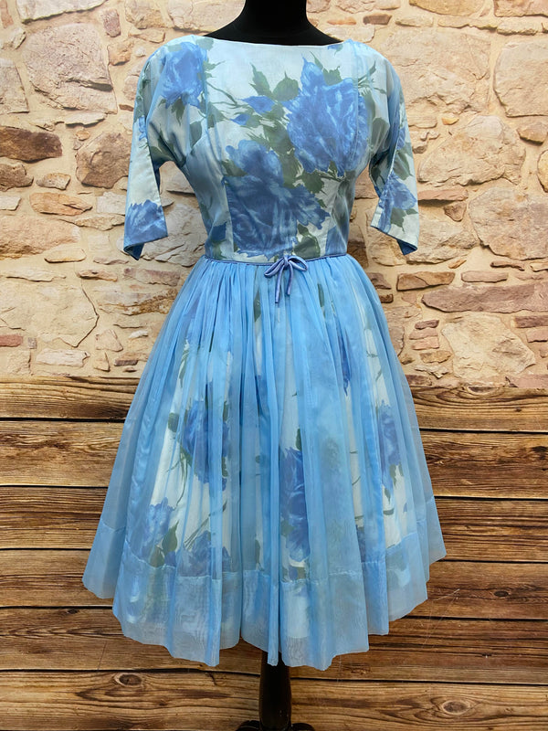 „Original Vintage 50er Jahre Kleid hellblau mit blauem Blumenmuster, Tüllrock und Schleife in Größe 34/32“
