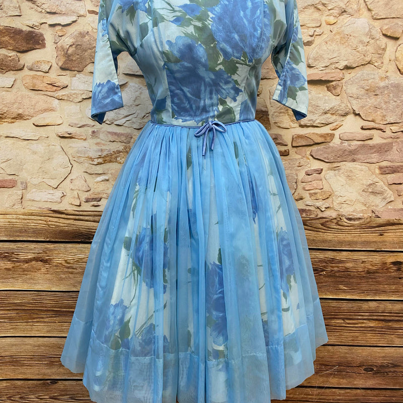 „Original Vintage 50er Jahre Kleid hellblau mit blauem Blumenmuster, Tüllrock und Schleife in Größe 34/32“