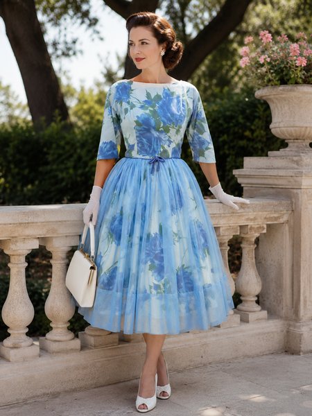 „Tragebeispiel mit Model im originalen hellblauen 50er Jahre Kleid mit blauem Blumenmuster, Tüllrock, weißen Handschuhen und weißer Vintage Handtasche“