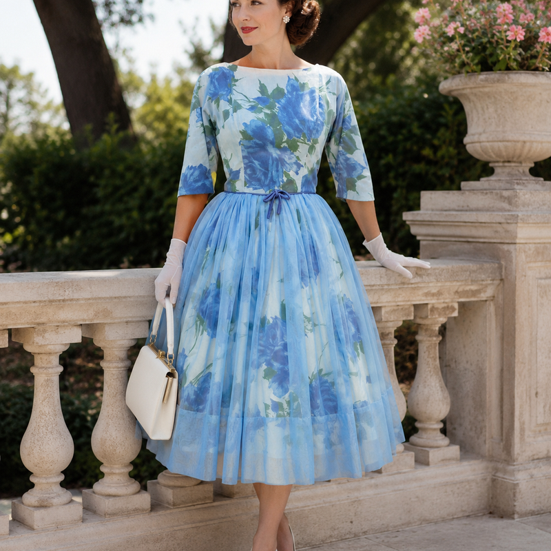 „Tragebeispiel mit Model im originalen hellblauen 50er Jahre Kleid mit blauem Blumenmuster, Tüllrock, weißen Handschuhen und weißer Vintage Handtasche“