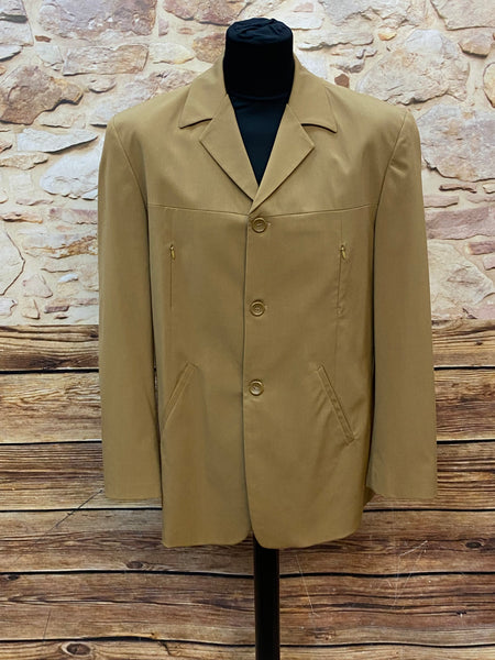 Detailansicht des breiten Revers und der Brustpartie eines camel-beigen Vintage Herren Sakkos