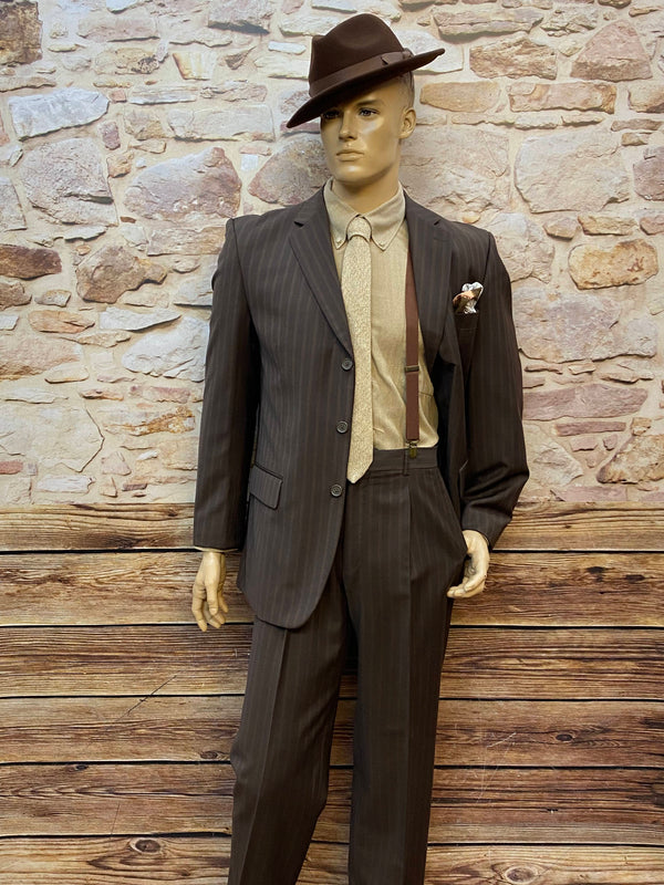 „Vintage Outfit im 20er-Jahre Stil in Braun, komplett mit Hut, Sakko und Hose“
