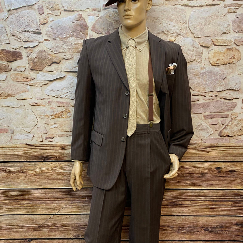 „Vintage Outfit im 20er-Jahre Stil in Braun, komplett mit Hut, Sakko und Hose“