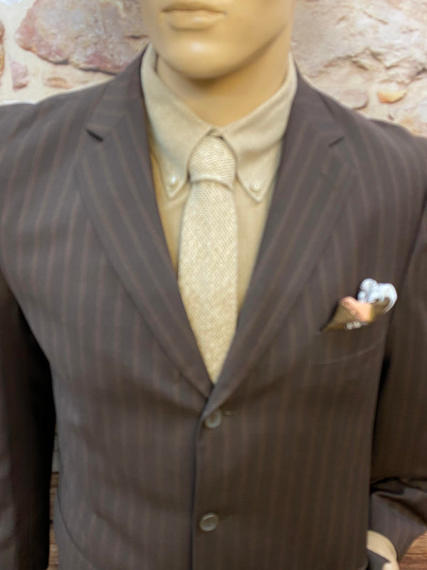 „Nahaufnahme des braunen Nadelstreifen Sakkos im Vintage Stil“