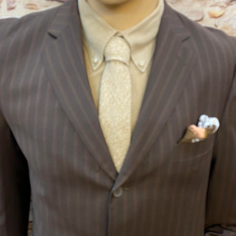 „Nahaufnahme des braunen Nadelstreifen Sakkos im Vintage Stil“