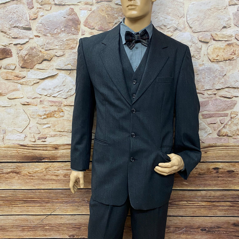 „Outfit 6-teilig, kompletter 20er-Jahre Look mit 2-Reiher, Weste, Hose, Hemd, Fliege und Mütze – Vorderansicht