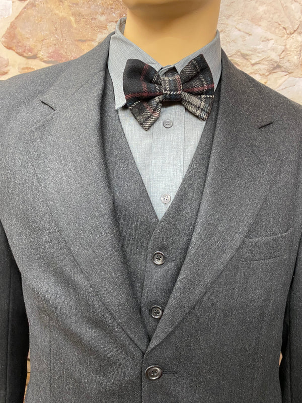 „Detail 20er-Jahre Outfit: Revers, Weste mit Streifen und handgemachte Fliege in Schwarz-Grau