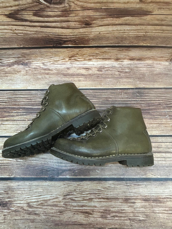 „Seitliche Ansicht der olivfarbenen Vintage-Wanderschuhe mit Profilsohle“