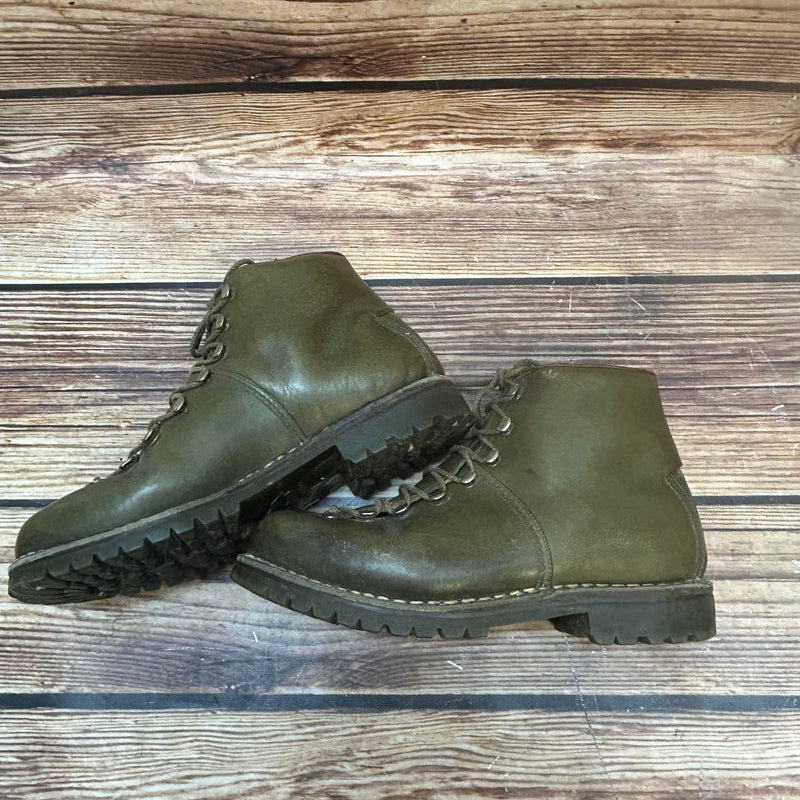 „Seitliche Ansicht der olivfarbenen Vintage-Wanderschuhe mit Profilsohle“