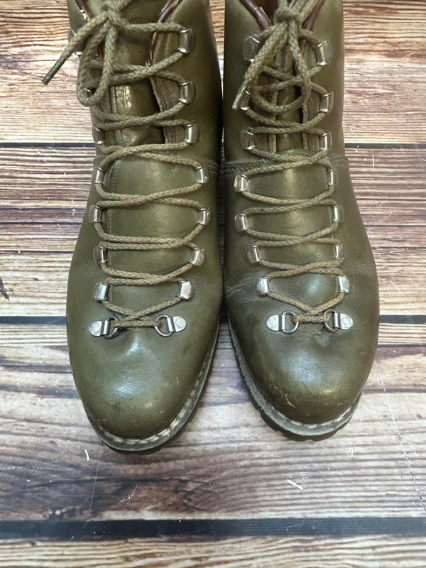 „Frontansicht der geschnürten Patons Lavaredo Leder-Bergstiefel im Retro-Stil“