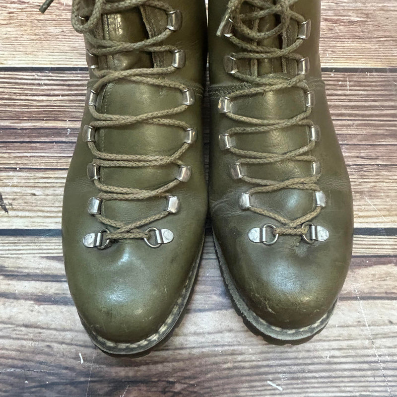 „Frontansicht der geschnürten Patons Lavaredo Leder-Bergstiefel im Retro-Stil“