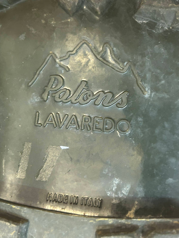 „Detailfoto Patons Lavaredo Prägung auf der Sohle italienischer Vintage-Bergschuhe“