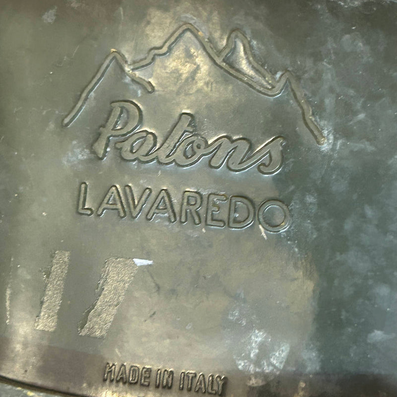 „Detailfoto Patons Lavaredo Prägung auf der Sohle italienischer Vintage-Bergschuhe“