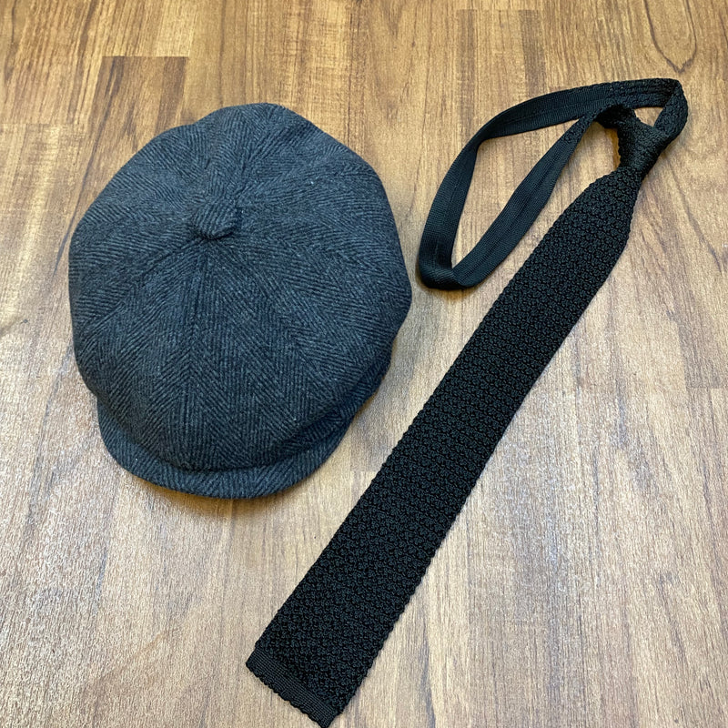 Schiebermütze in Dunkelgrau und schwarze Strickkrawatte – Zubehör zum 20er-Jahre Outfit