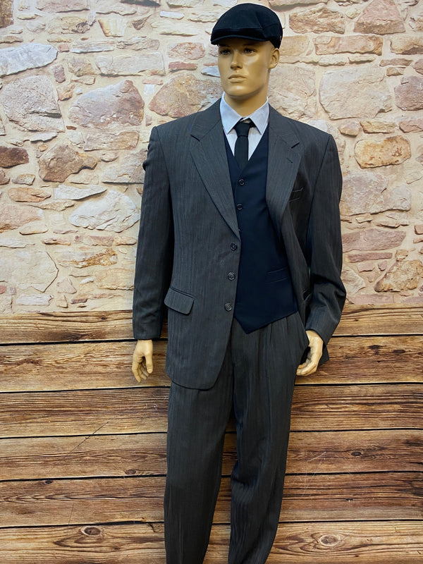„Peaky Blinders Anzug grau in Gr. 50 – Komplett-Outfit mit Weste, Hemd und Strickkrawatte“