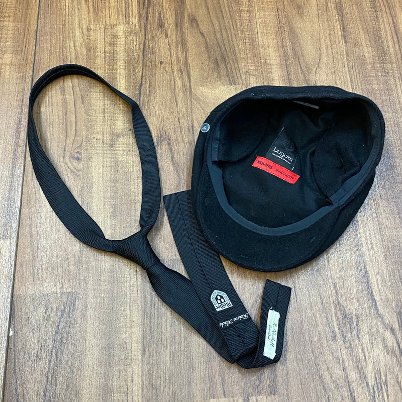 Schwarze Ballonmütze Gr. 57 neben Strickkrawatte – Zubehör zum Vintage-Anzug